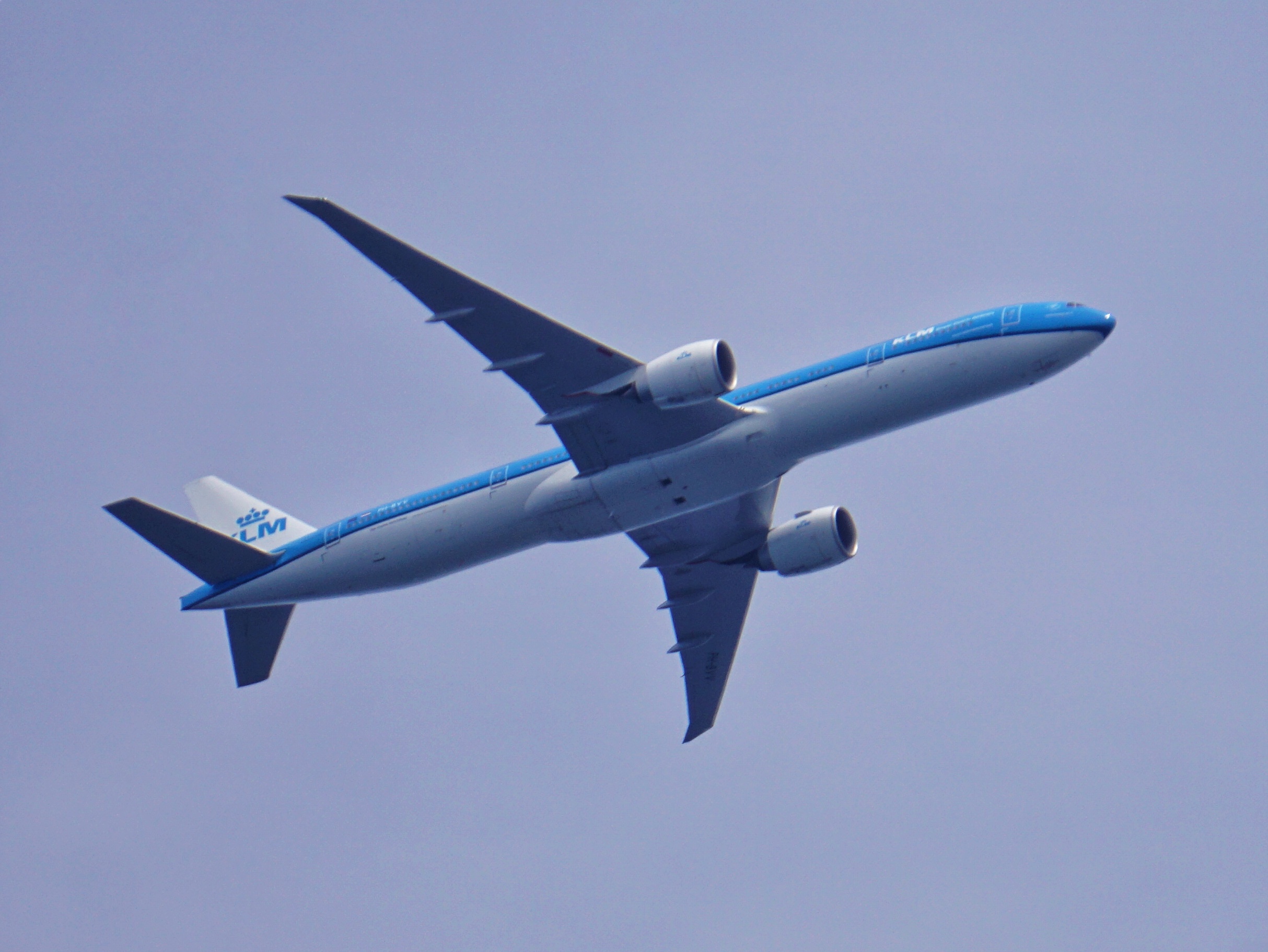 KLM-Flieger von schräg vorn/rechts im Überflug 