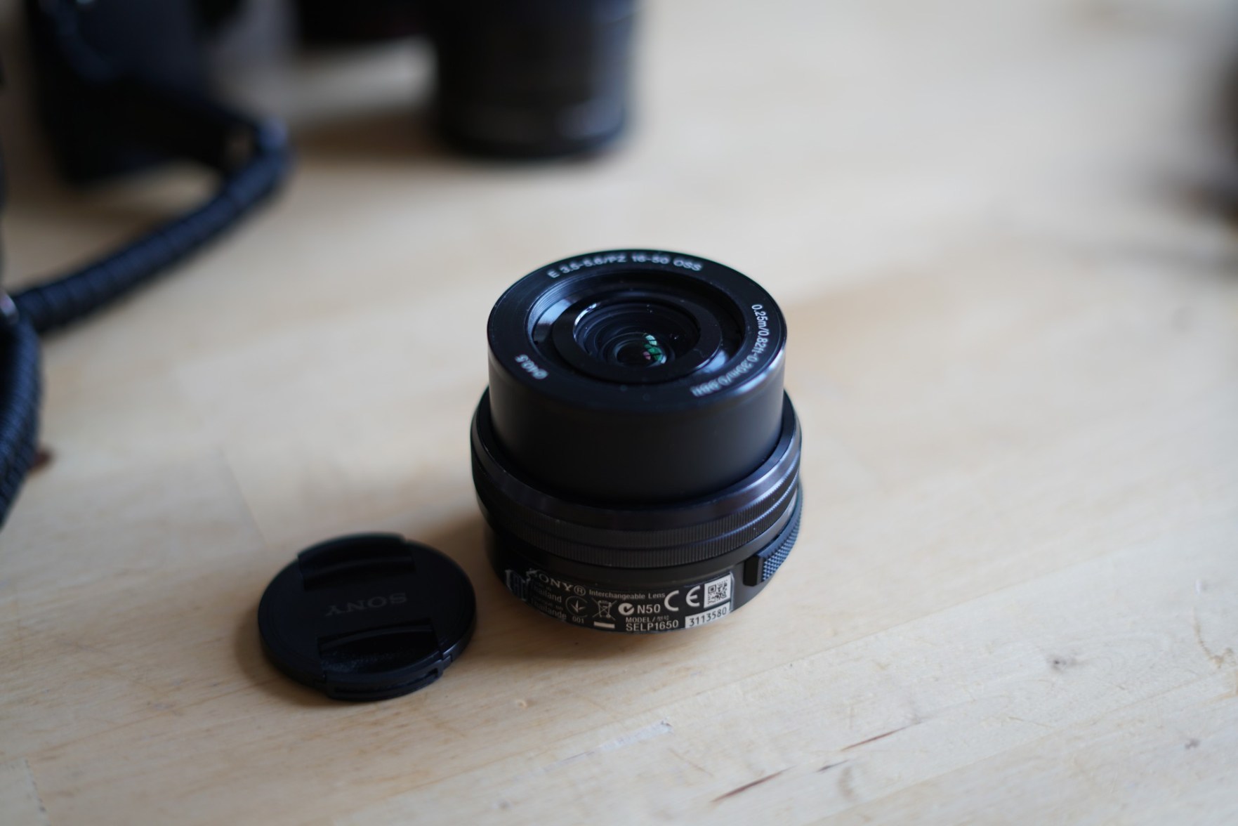 Das Objektiv, offen und ausgefahren

Diesen Zustand kann man nur erreichen indem man den Strom unerwartet trennt. Normalerweise fährt sich die Linse immer zusammen wenn die Kamera ausgeschalten wird.