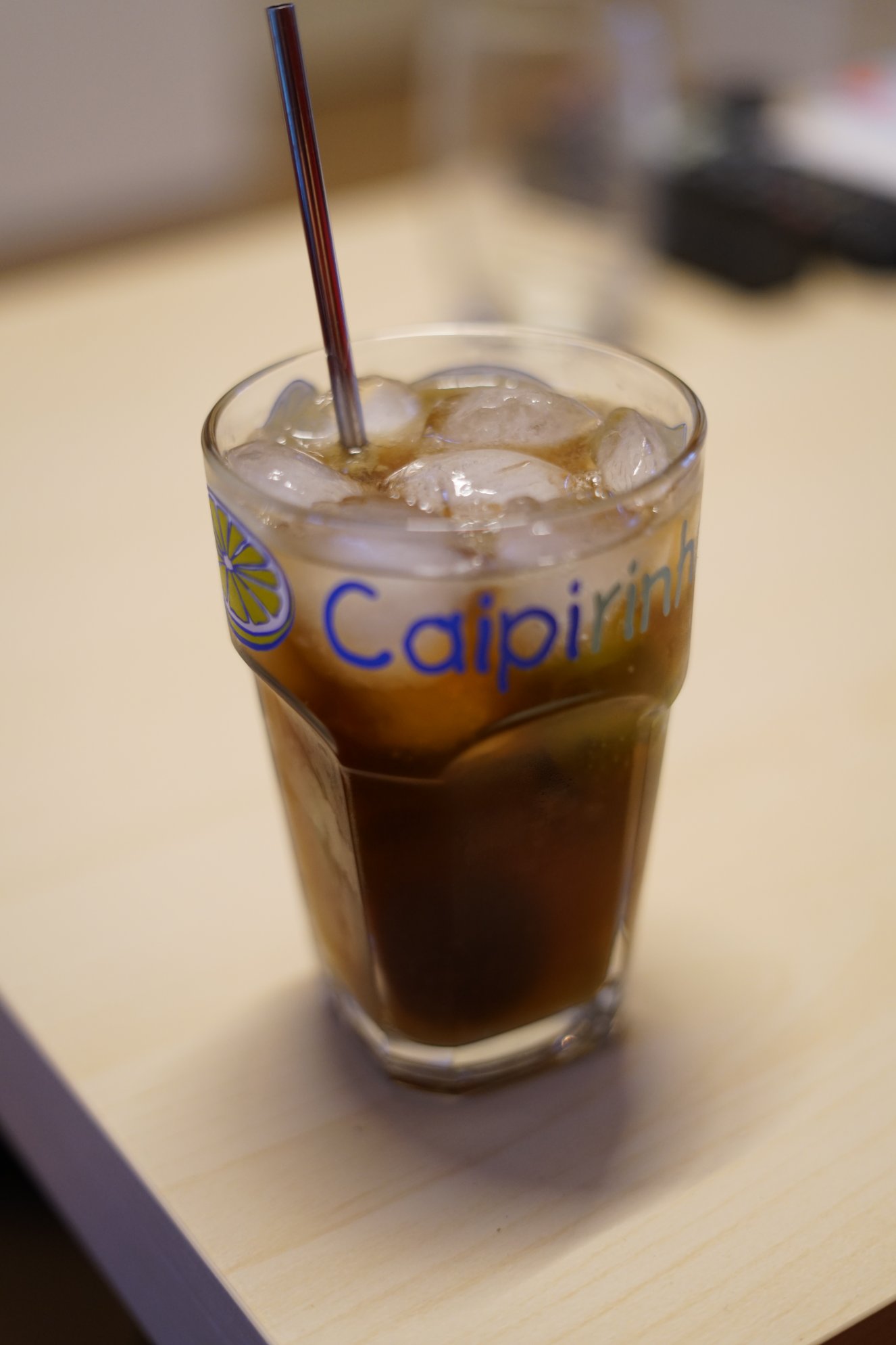 Ein Glas auf dem Caipirinha steht - es beinhaltet aber einen anderen Cocktail 