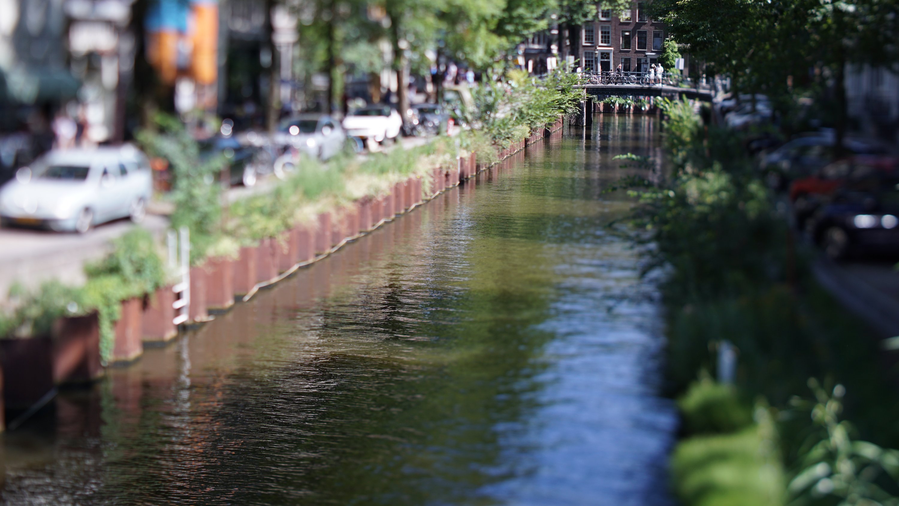 Blick eine generische Gracht entlang - ziemlich alles außer dem Wasser ist per Tilt aus dem Fokus genommen 