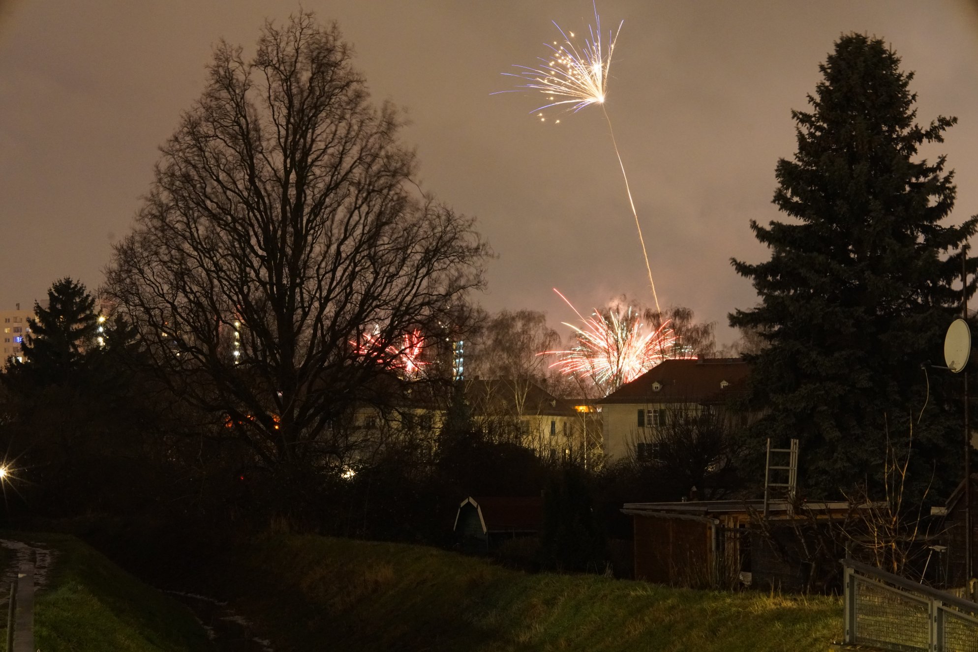 Blick vom Landgraben Richtung Wohntürme an der Zwinglistraße, mehrere Raketen mit Leuchtspur