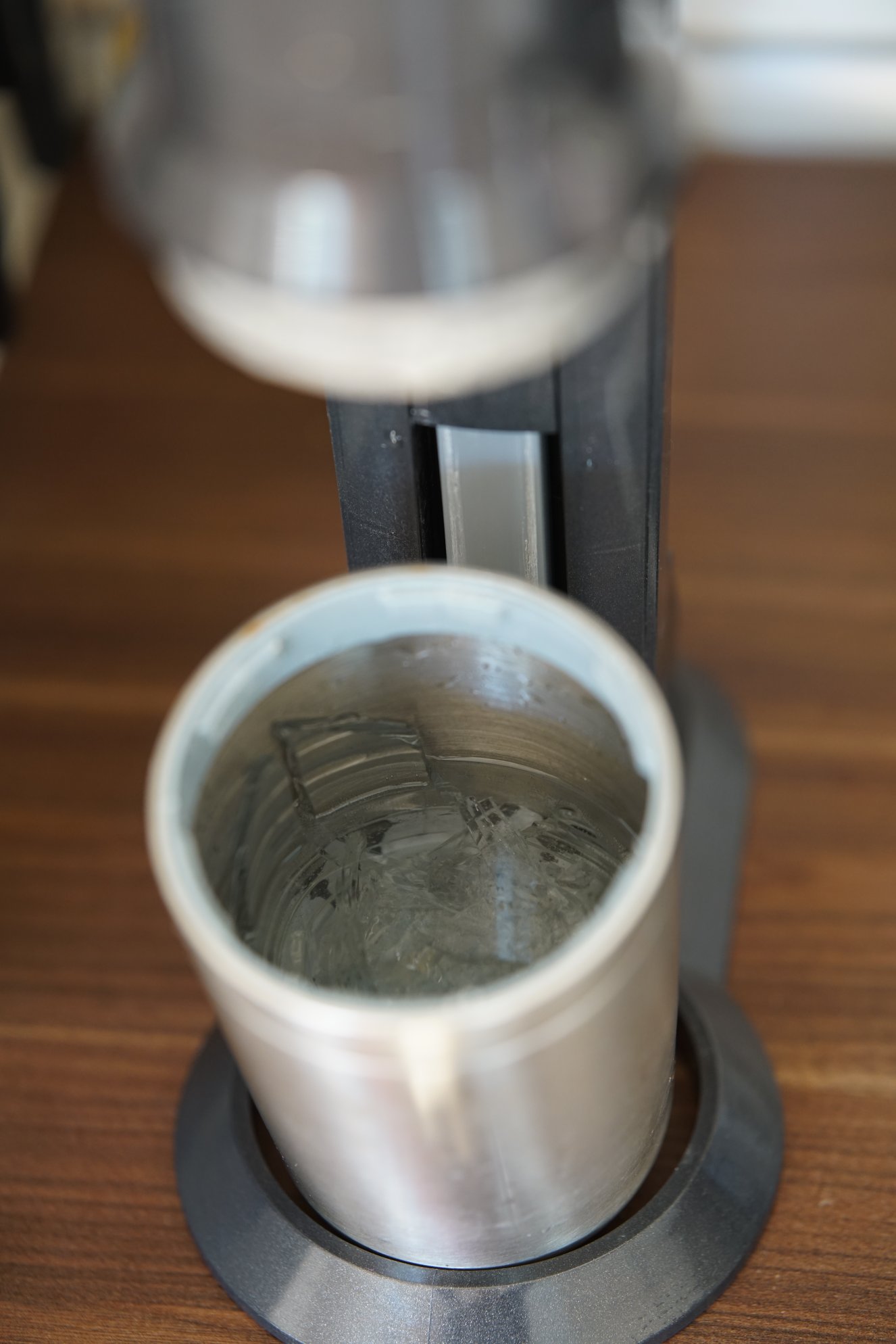 Ein (leicht verkalkter) Wassersprudler, der feine Bruchstücke einer Glasflasche, vermengt mit Wasser enthält.