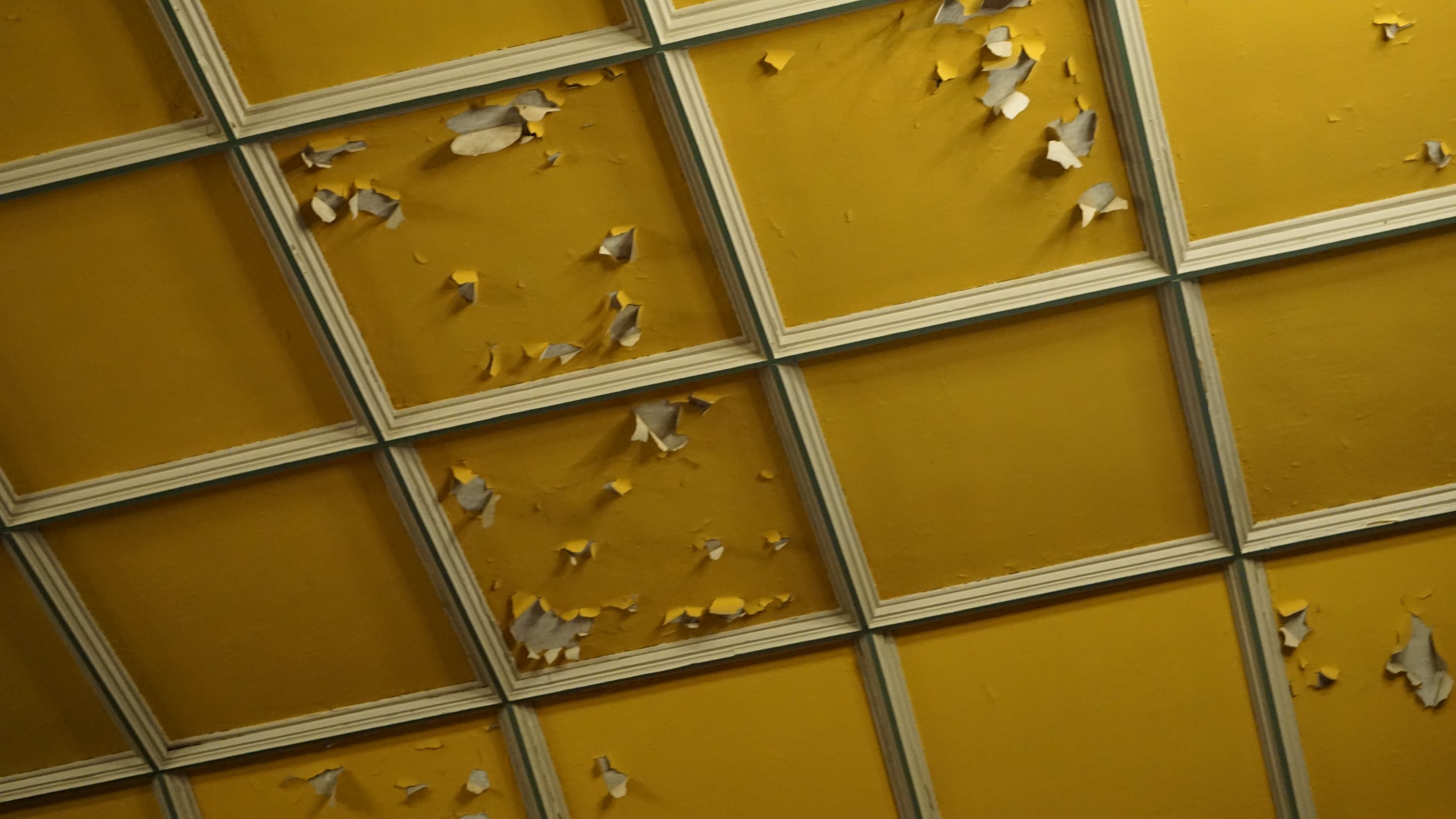 Leichte Schäden an der Deckentapete