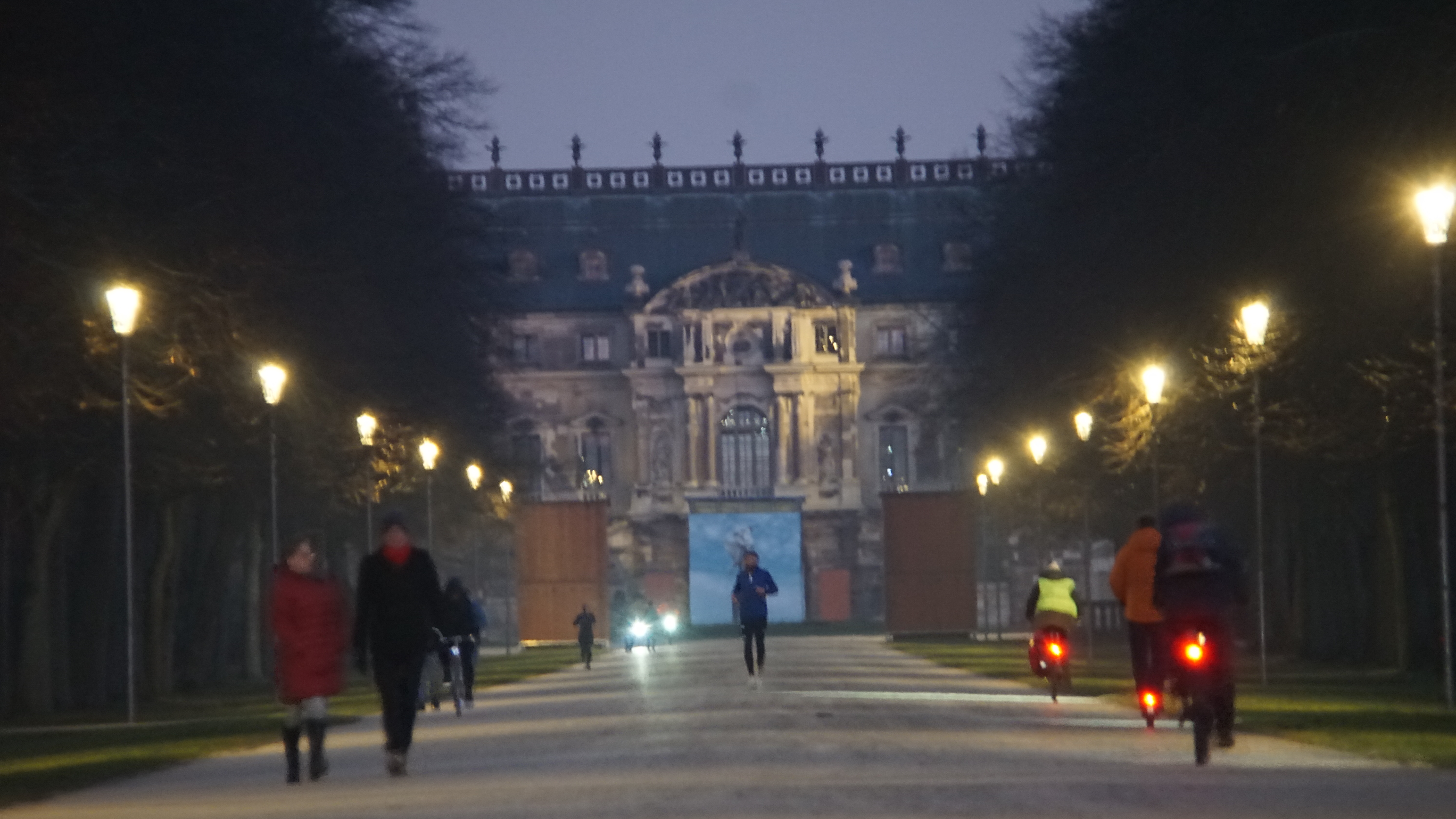 Blick die Hauptallee entlang bis zum Palais