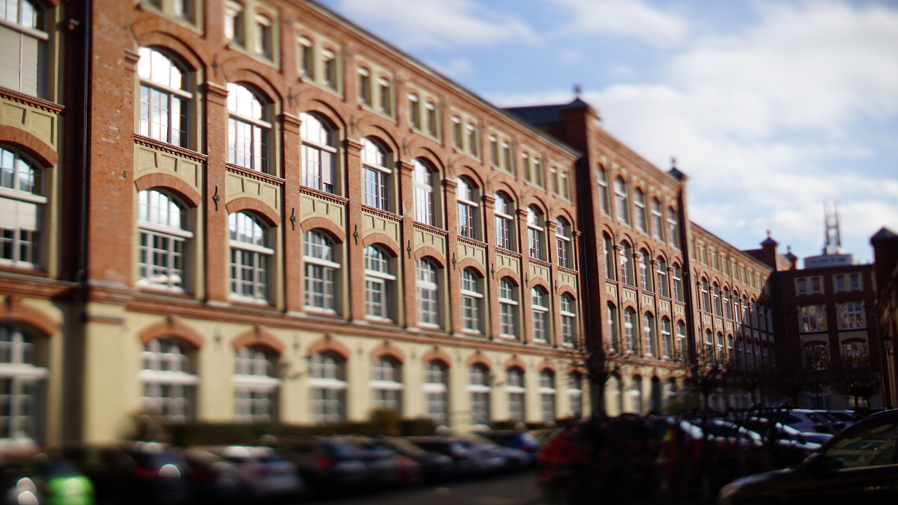 Industriebau in Klinker, per tilt nur die mittleren Etagen scharf, aber über ganze Länge 