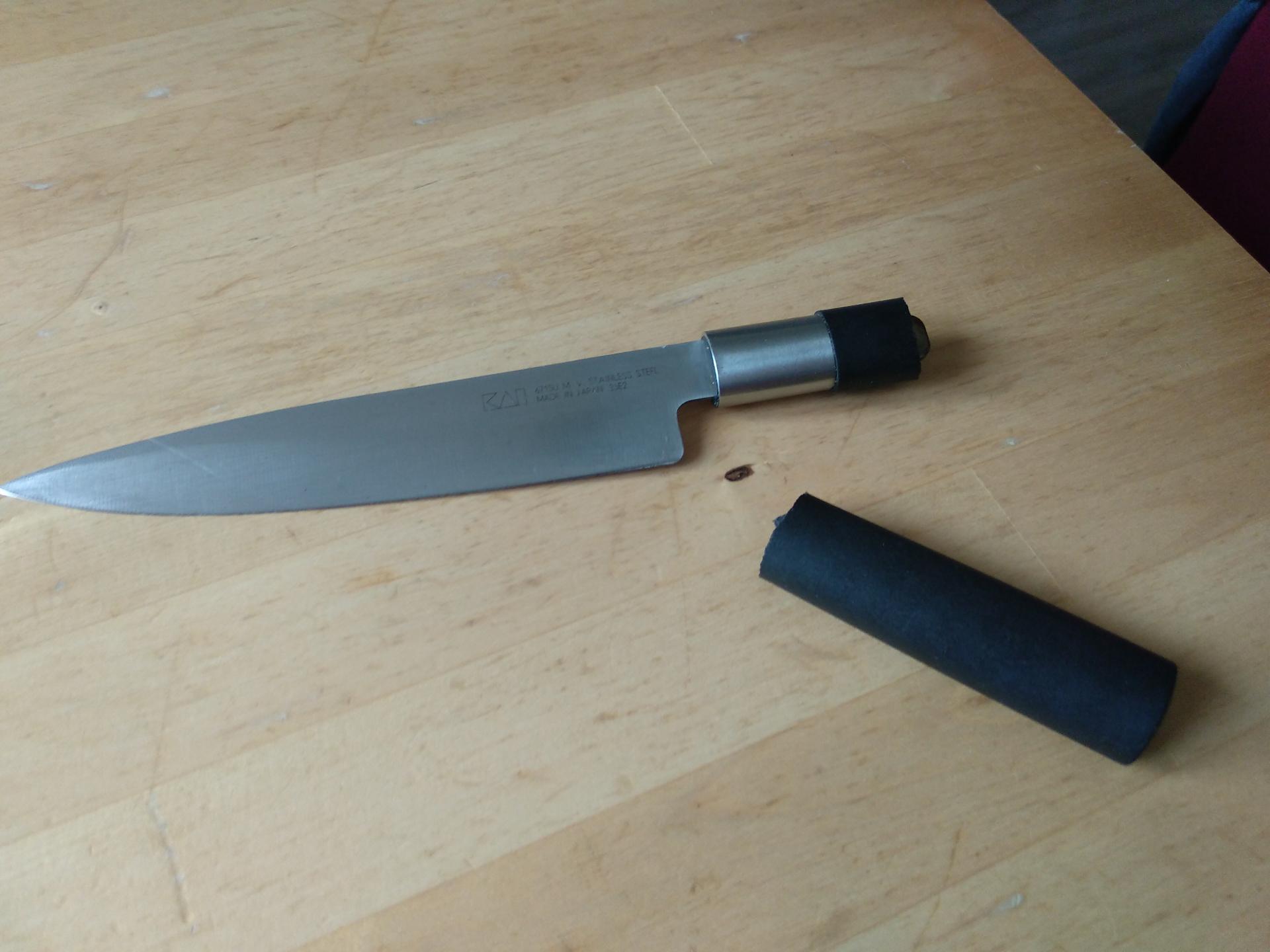 Vielzweckmesser bei dem der Plastik-Griff direkt in der Mitte zerbrochen ist - genau da wo das Metall der Klinge endet 