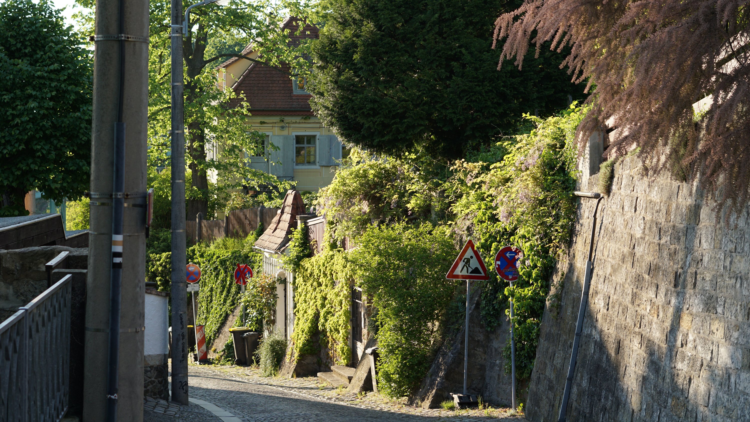 Weiter oben an der selben Straße, Bahn nicht im Blick 
