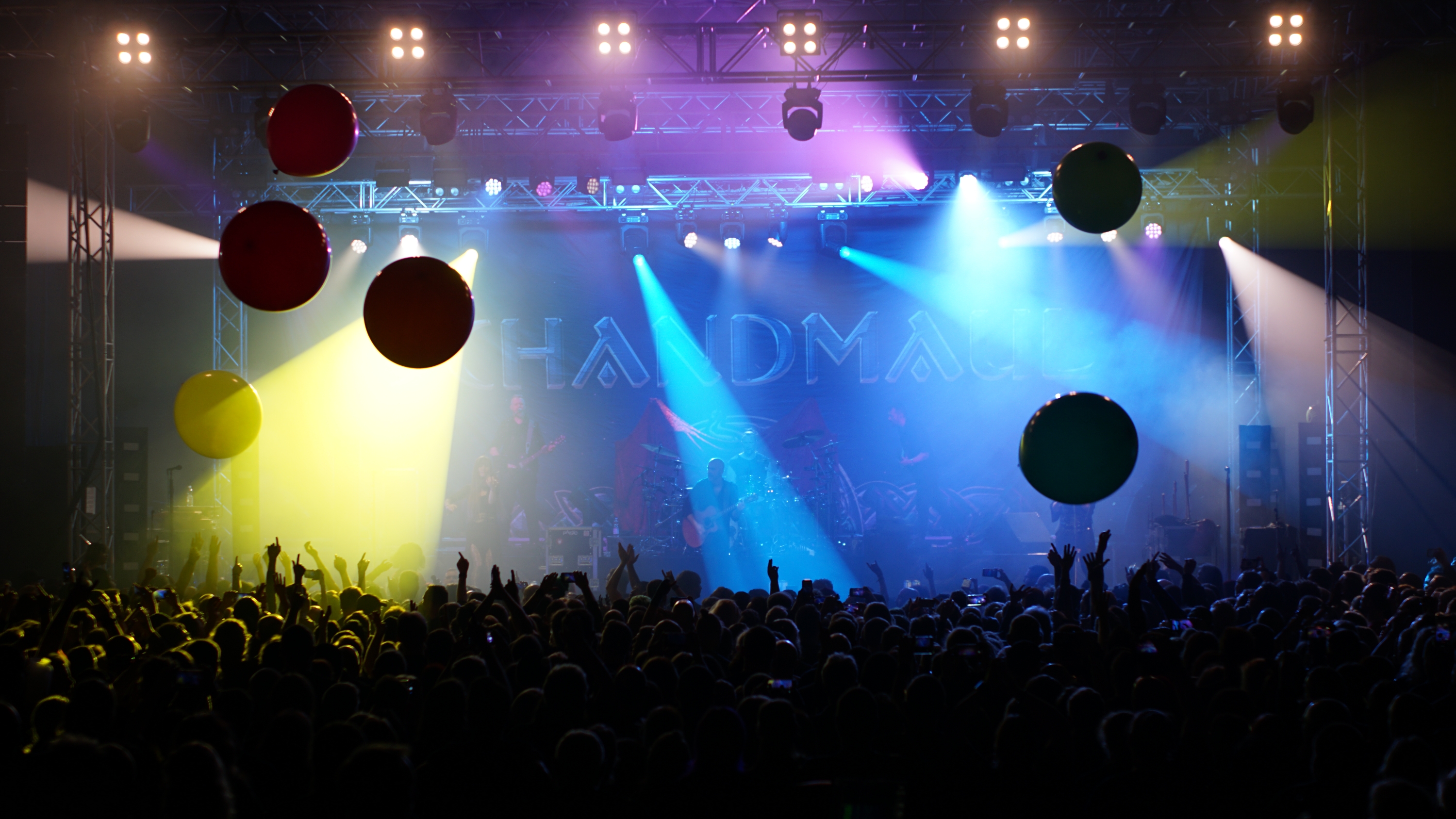 bunte Luftballons bei Schandmauls Auftritt